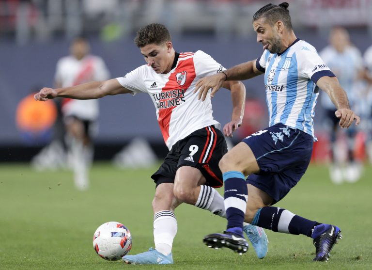 Racing Club enfrentando a River Plate