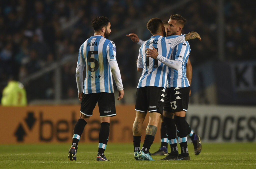 Jugadores de Racing Club celebrando gol